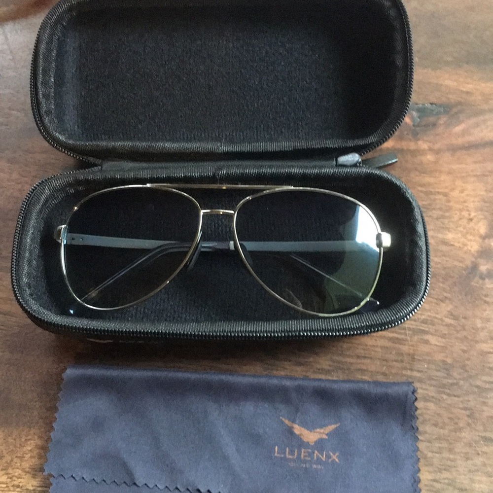 NWOT’s Luenx On My Way Silver and Blue Aviator Unisex Sunglasses 😎